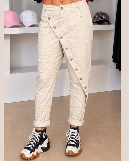 Bequeme Eyecatcher Hose mit Überwurf und Knopfleiste