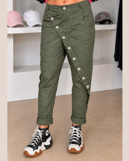 Bequeme Eyecatcher Hose mit Überwurf und Knopfleiste