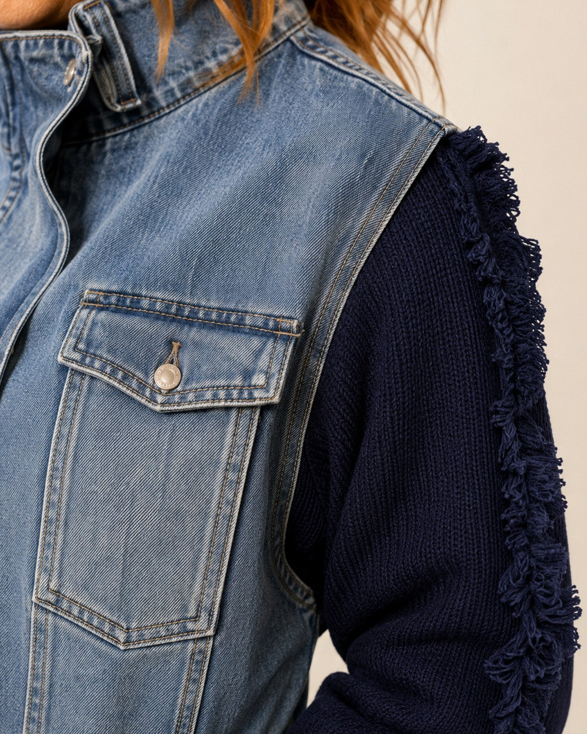 Jeansjacke mit grauen Strickärmeln Damen – Moderner Denim-Look | DeLuLu Fashion Corner