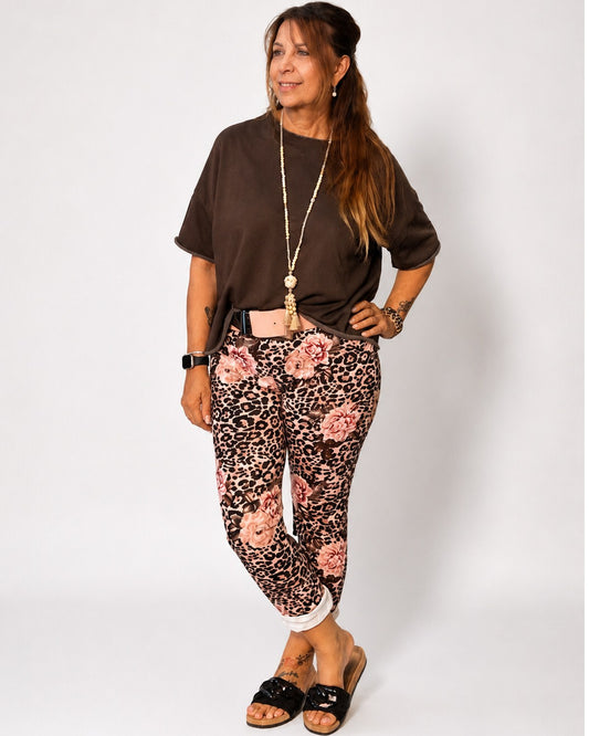 Leo-Rosen Jogpant in Waschlederoptik mit rosa Blumen – bequeme Damenhose Made in Italy