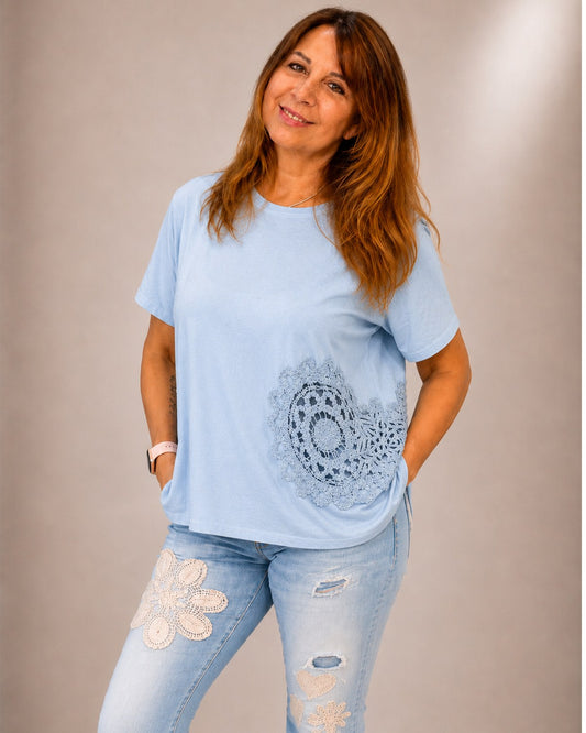 T-Shirt mit Häkelspitze in Blau – Italienische Mode bei DeLuLu Boutique 