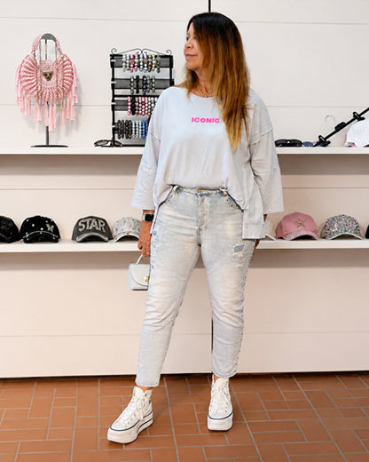 Jeans mit Nieten und Patches